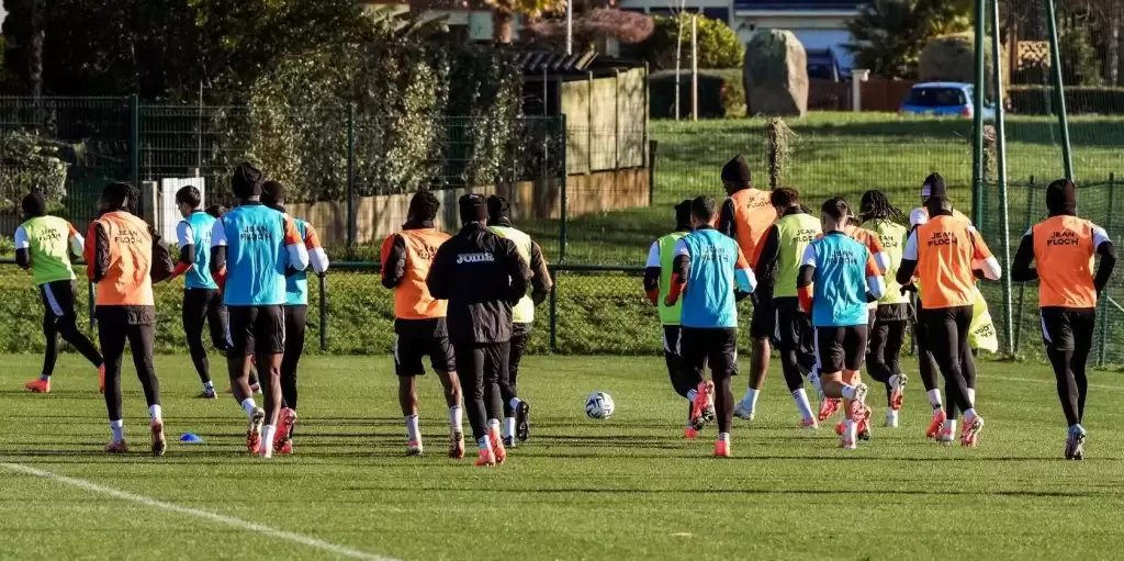 独家曝光！法甲洛里昂队12月关键周备战日程出炉：法国杯生死战前，全队竟这样调整！–洛里恩特粉丝站