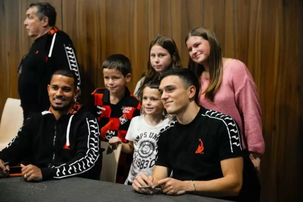 独家直击！洛里昂百年巡礼下一站火爆出圈，全队签名会引爆400人小镇，下一站已定！–洛里恩特粉丝站–图2