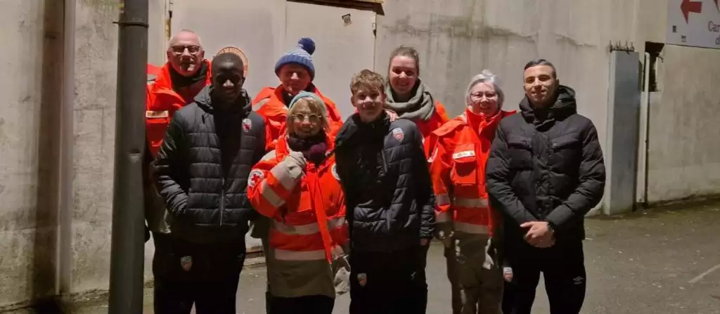 球场之外的担当:FC洛里昂青年球员走上街头,参与红十字会援助行动–洛里恩特 球场之外的担当:FC洛里昂青年球员走上街头,参与红十字会援助行动–洛里恩特