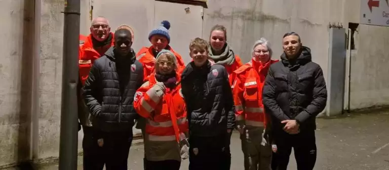 球场之外的担当：FC洛里昂青年球员走上街头，参与红十字会援助行动